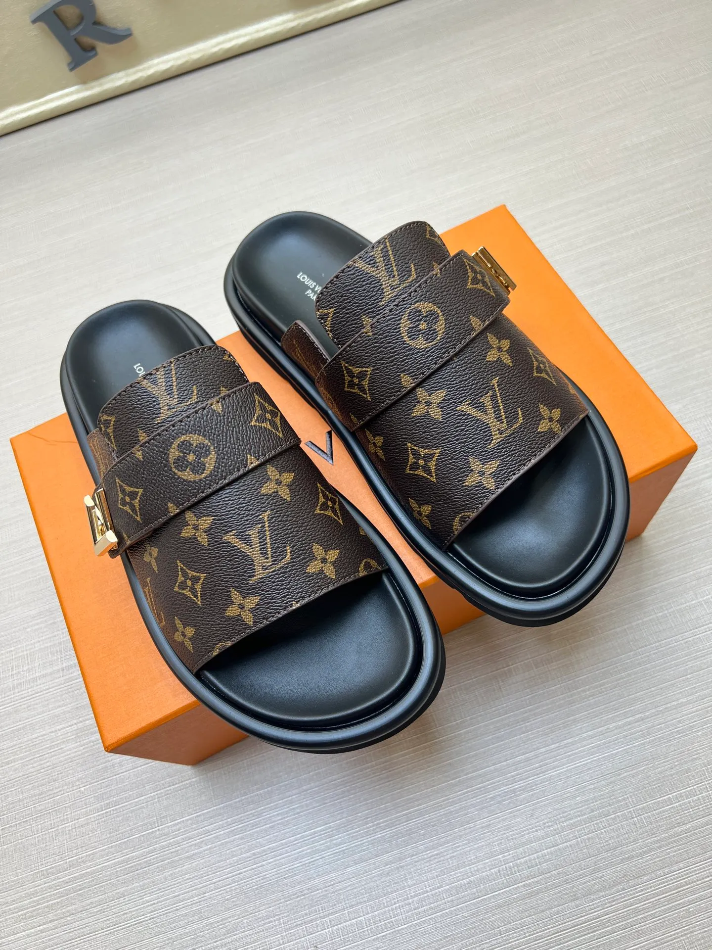 Factory price: 360💰【LOUIS VUITTON】Louis Vuitton, LV printing, men's and women's slippers are on the market, drawer box packaging with cloth bag, card, the upper pattern looks very soft and waxy, super versatile leg slimming artifact. Fabric: imported denim/canvas/old fabric, LV hardware LOGO, official website pattern printing, comfortable to wear, foot pads: high elastic men's shoes💰U water table. Sole: foam sole, heel height: about 5cm. Code number: 35-46, 35, 45, 46 are custom-made and non-returnable. Color: multiple colors and styles available.